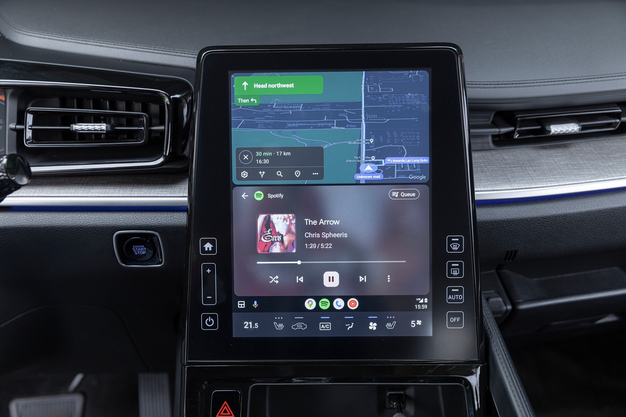 Màn hình cảm ứng trung tâm đặt dọc 10.4 inch hỗ trợ Apple CarPlay