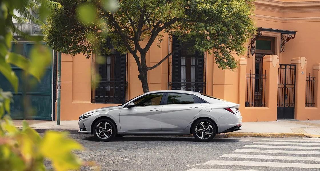 Mặt bên Hyundai Elantra