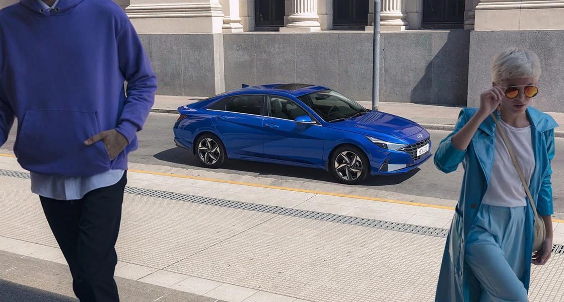 Hyundai Elantra trên đường