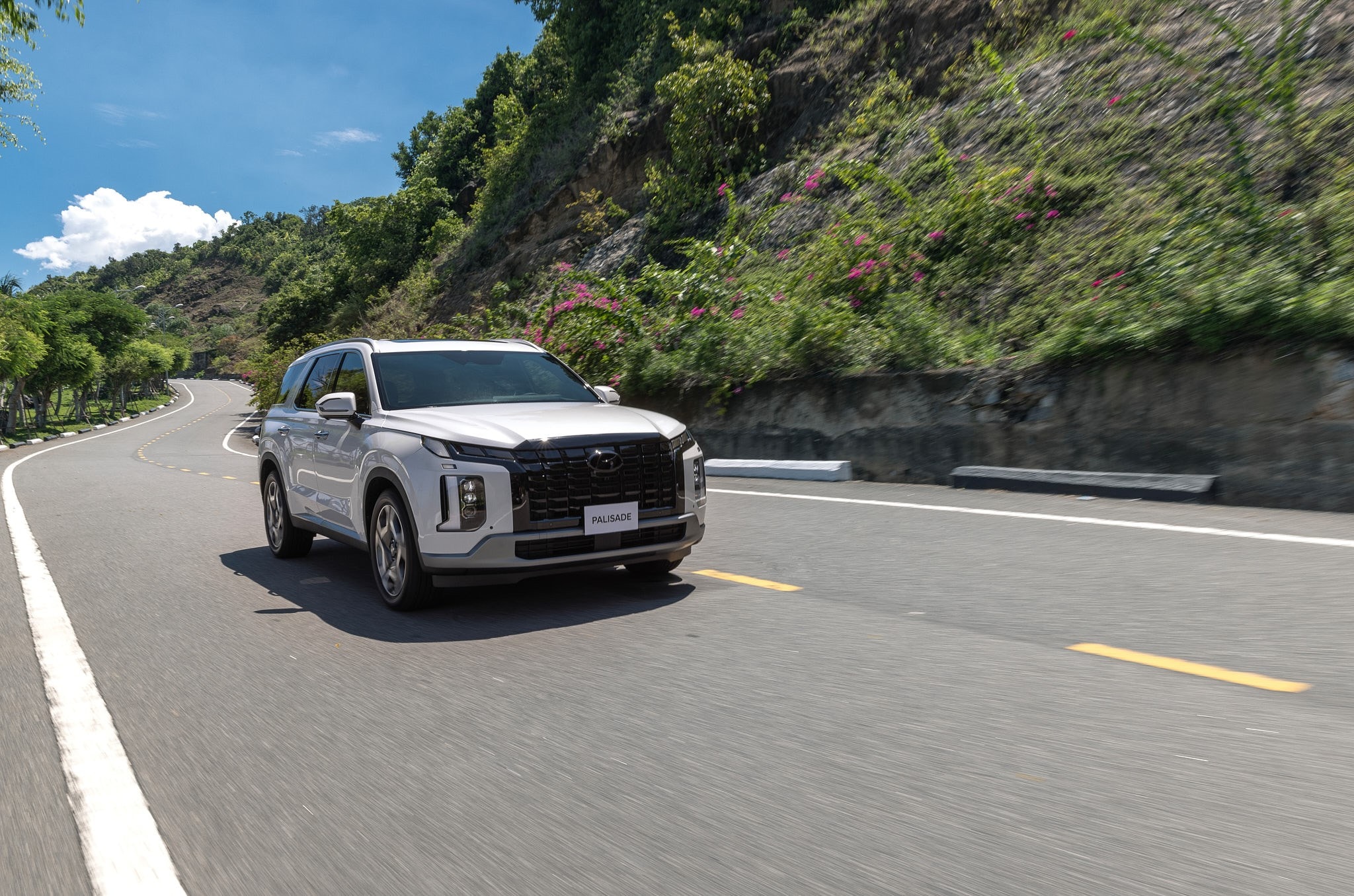 Hyundai Palisade vận hành trên đường nhìn từ phía trước