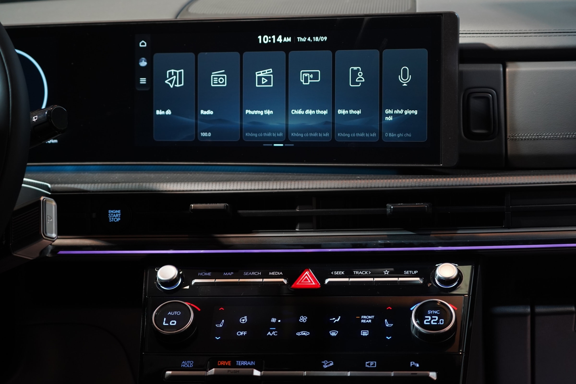 Màn hình giải trí 12.3 inch cong liền khối hỗ trợ kết nối W3W và CarPlay Hyundai Santa Fe